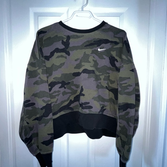 Nike Sweaters - Nike Long Sleeve Pullover Sweatshirt